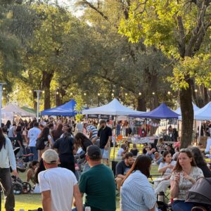 El Paseo de la Ciudad hizo vibrar al Parque Municipal con una convocatoria masiva