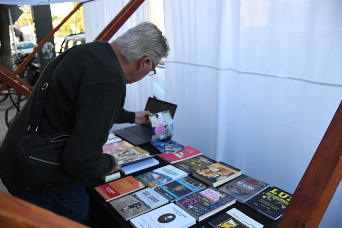 Celebración del Día Mundial del Libro con “Suelta al aire Libro” frente a la Tiendita del Cultural