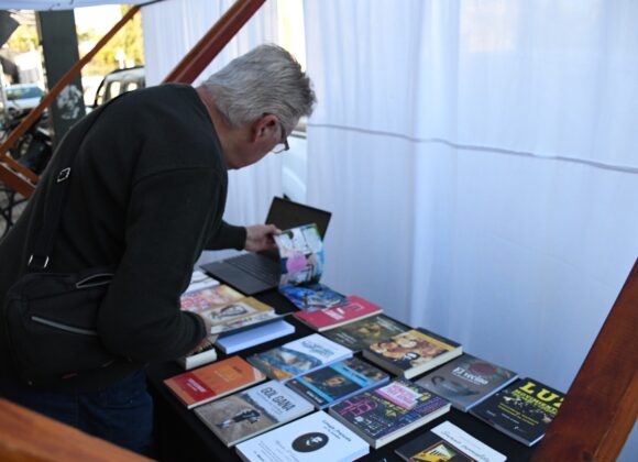 Celebración del Día Mundial del Libro con “Suelta al aire Libro” frente a la Tiendita del Cultural