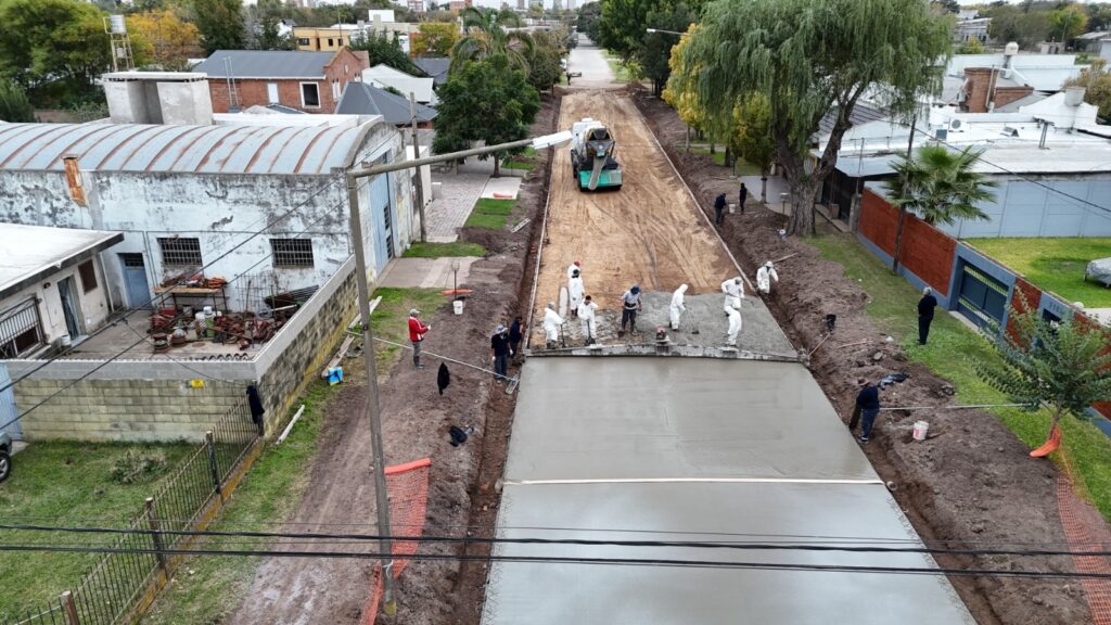 Obras que no se detienen: el Gobierno Municipal suma una nueva cuadra de pavimento y cordón cuneta en barrio Rivadavia