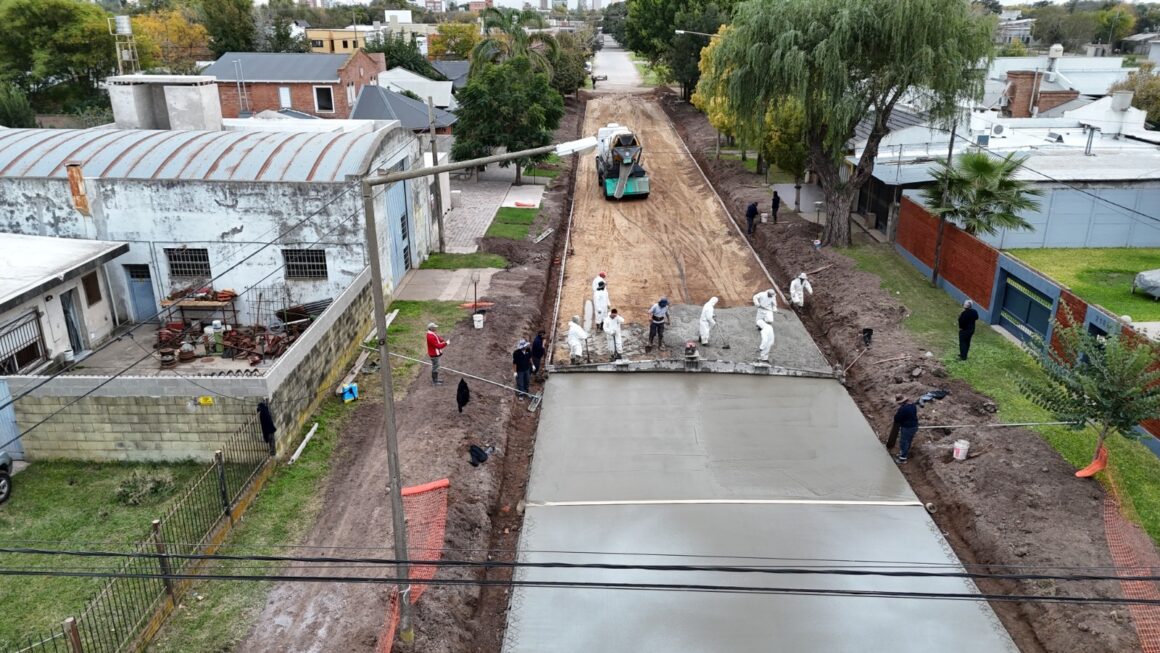 Obras que no se detienen: el Gobierno Municipal suma una nueva cuadra de pavimento y cordón cuneta en barrio Rivadavia