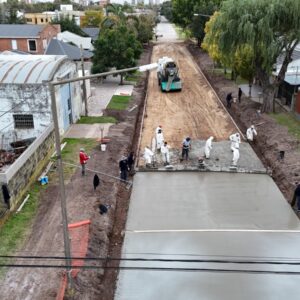 Obras que no se detienen: el Gobierno Municipal suma una nueva cuadra de pavimento y cordón cuneta en barrio Rivadavia