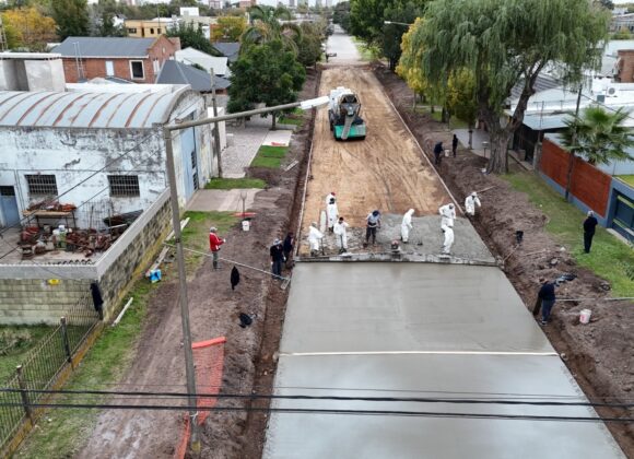 Obras que no se detienen: el Gobierno Municipal suma una nueva cuadra de pavimento y cordón cuneta en barrio Rivadavia