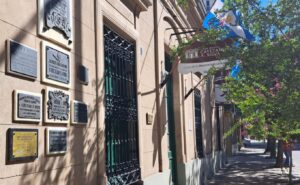 Homenaje a Carlota Gabay: el dúo Sonckoytaki le pone música a la muestra “El Rostro de América” en la Casa Museo