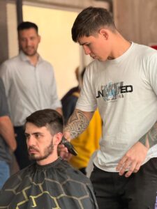 “Tijeras Solidarias” recibe junio con servicios en el salón vecinal de barrio Rivadavia