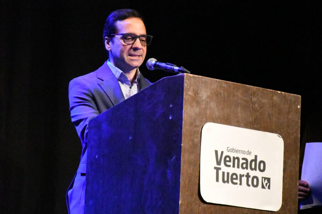 Teatro Ideal a pleno: Emotiva ceremonia para conmemorar el 216° aniversario de la Revolución de Mayo