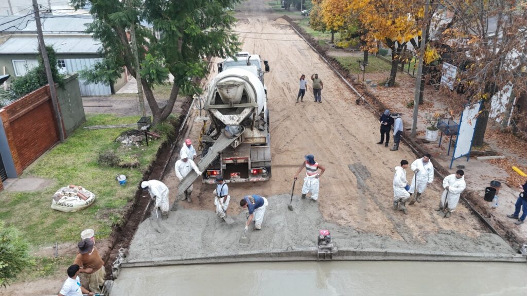 El municipio avanza con obras de pavimento, cordón cuneta y desagües en distintos barrios