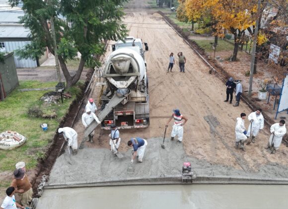 El municipio avanza con obras de pavimento, cordón cuneta y desagües en distintos barrios