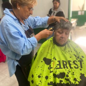 Las “Tijeras Solidarias” brindaron el servicio gratuito de peluquería a 35 vecinos del Malvinas Argentinas