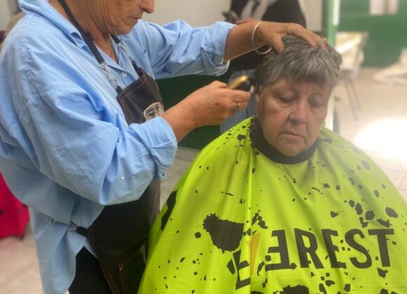 Las “Tijeras Solidarias” brindaron el servicio gratuito de peluquería a 35 vecinos del Malvinas Argentinas