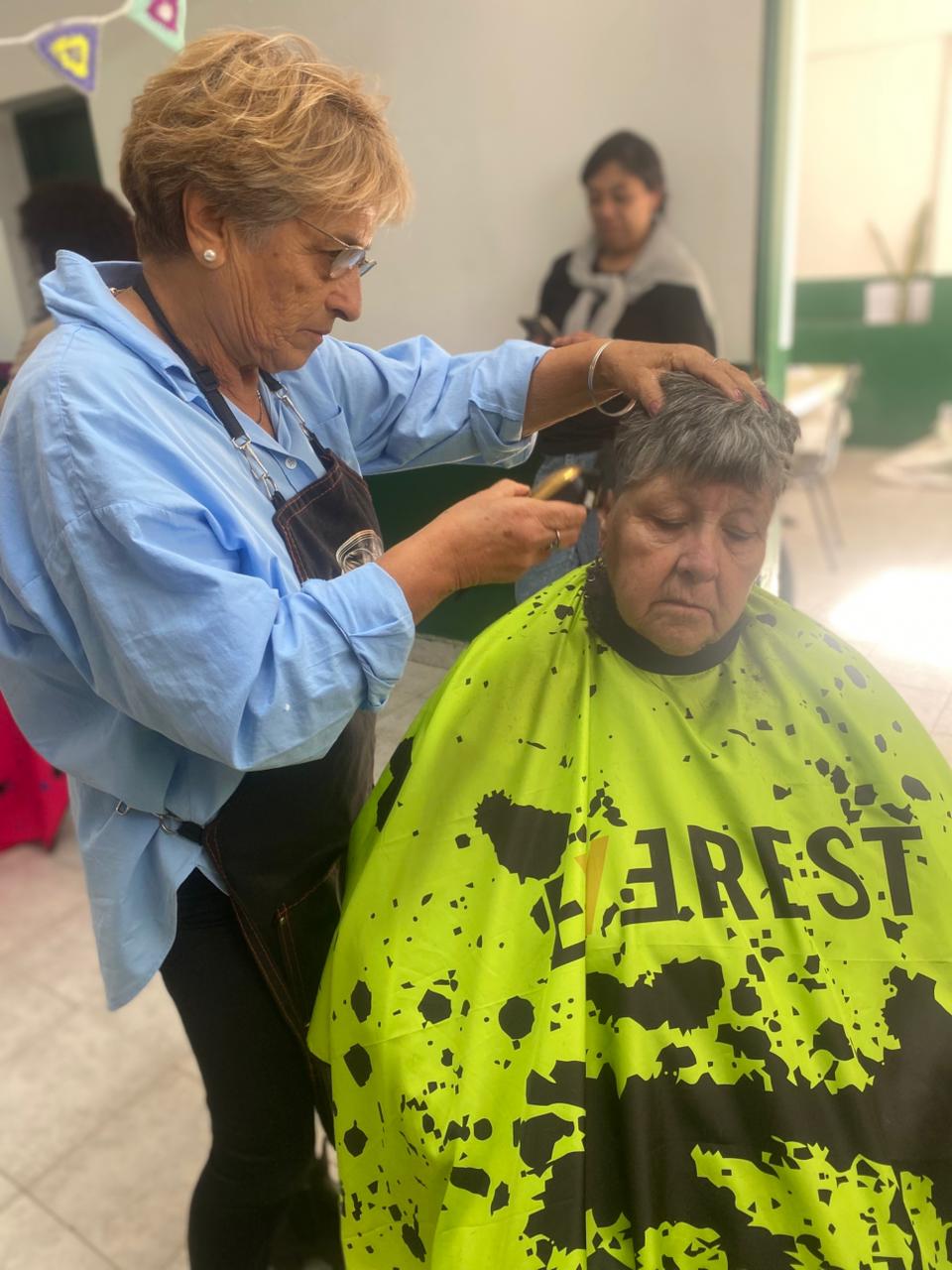 Las “Tijeras Solidarias” brindaron el servicio gratuito de peluquería a 35 vecinos del Malvinas Argentinas Las “Tijeras Solidarias” brindaron el servicio gratuito de peluquería a 35 vecinos del Malvinas Argentinas