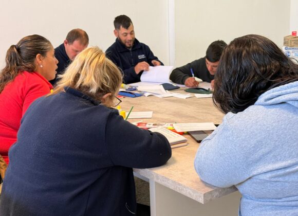 Catorce trabajadores municipales terminarán la escuela primaria a través del Plan FINEs Provincial