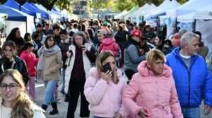 Paseo de la Ciudad “Edición Mundial”: vecinos desafiaron el frío y colmaron la plaza San Martín