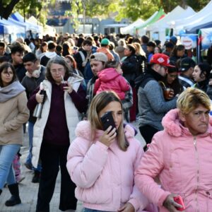Paseo de la Ciudad “Edición Mundial”: vecinos desafiaron el frío y colmaron la plaza San Martín
