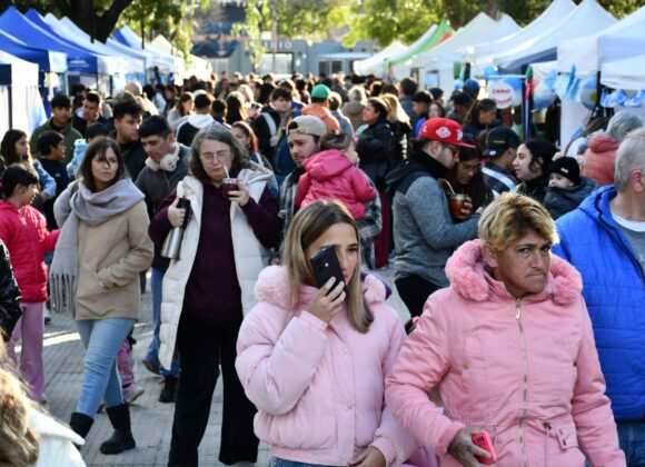 Paseo de la Ciudad “Edición Mundial”: vecinos desafiaron el frío y colmaron la plaza San Martín