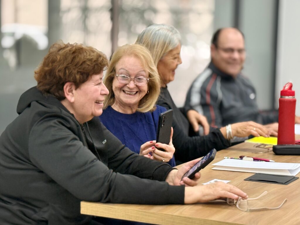 Inclusión digital: gran cantidad de participantes en el Taller de Uso de Celular para personas mayores