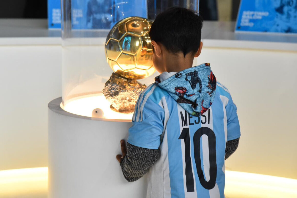“Instantáneas de Gloria”: la muestra oficial de Messi llega a Venado “Instantáneas de Gloria”: la muestra oficial de Messi llega a Venado