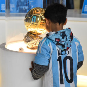 “Instantáneas de Gloria”: la muestra oficial de Messi llega a Venado “Instantáneas de Gloria”: la muestra oficial de Messi llega a Venado