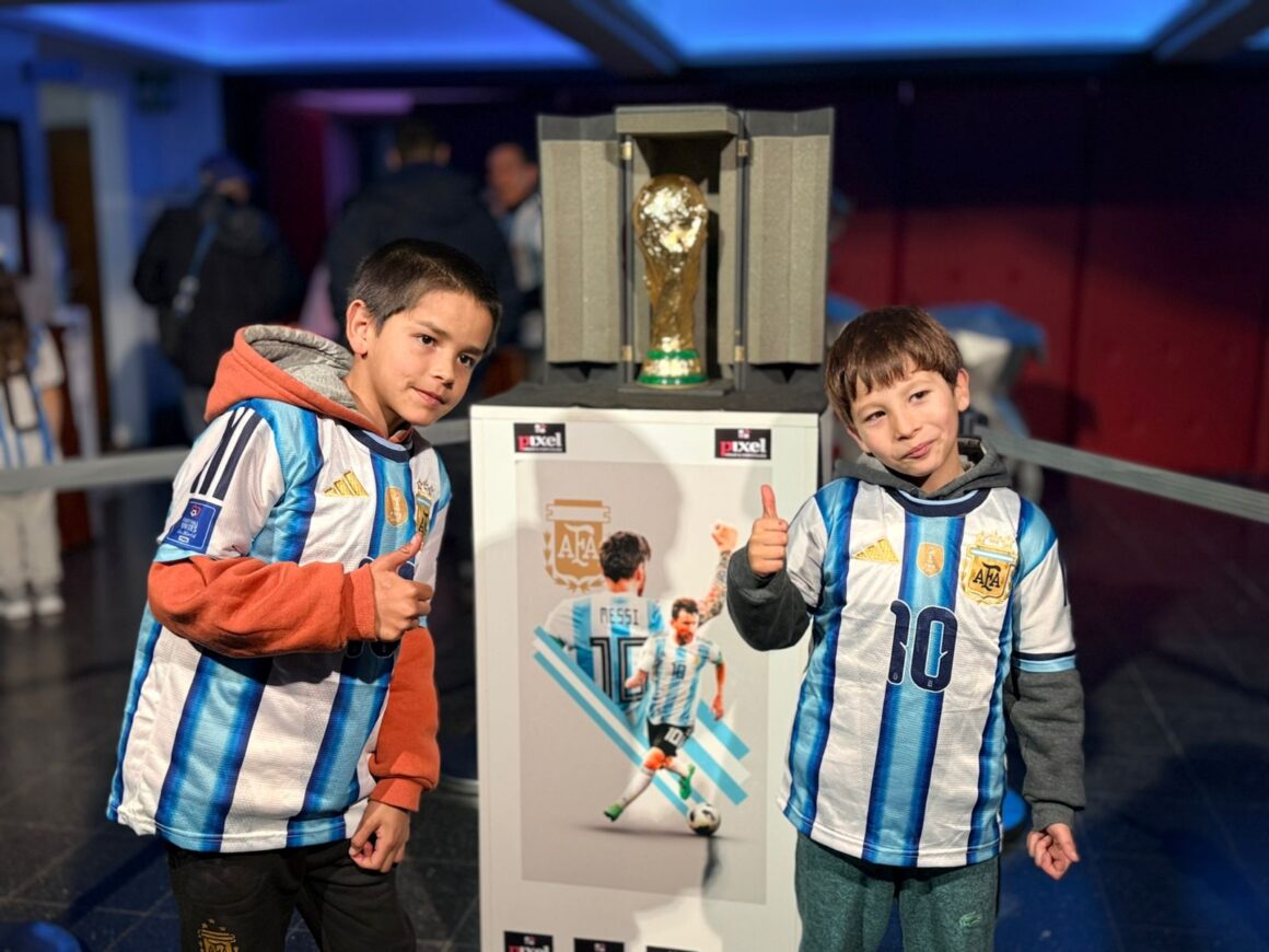 El Centro Cultural municipal se vistió de celeste y blanco para alentar a la Selección Argentina El Centro Cultural municipal se vistió de celeste y blanco para alentar a la Selección Argentina