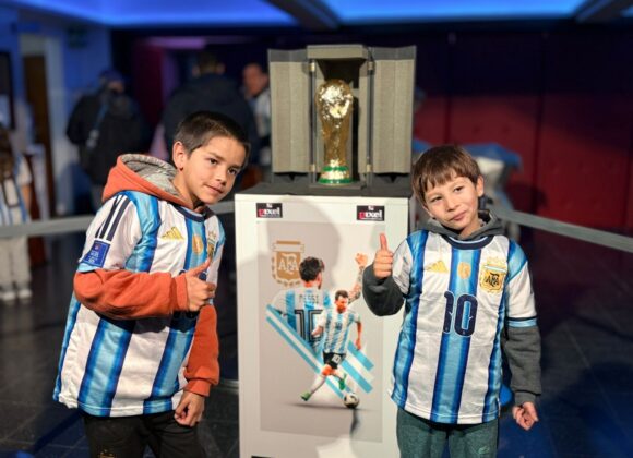 El Centro Cultural municipal se vistió de celeste y blanco para alentar a la Selección Argentina