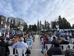 El Parque Municipal General Belgrano se vistió de celeste y blanco para conmemorar el Día de la Bandera