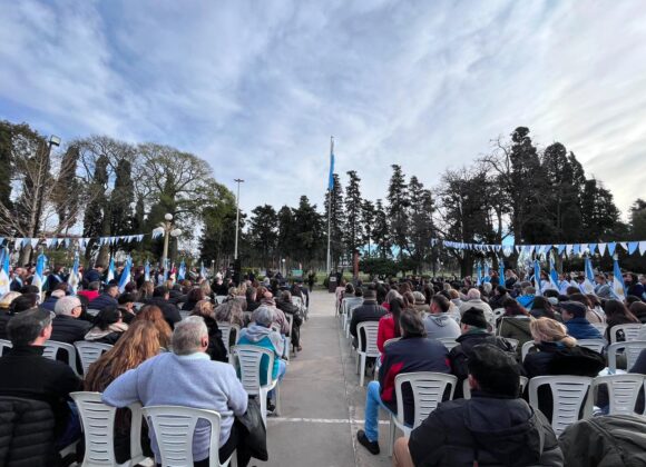 El Parque Municipal General Belgrano se vistió de celeste y blanco para conmemorar el Día de la Bandera