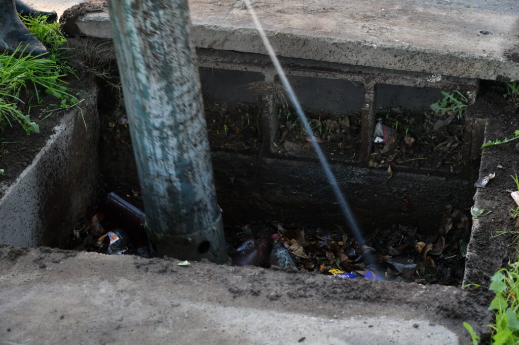 Trabajos de limpieza del camión desobstructor en tramos de calle 2 de Abril