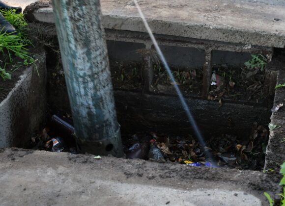 Trabajos de limpieza del camión desobstructor en tramos de calle 2 de Abril