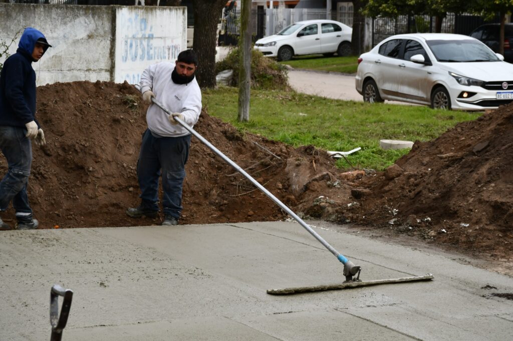 El Municipio realiza una importante obra de hormigonado en el Barrio Rivadavia