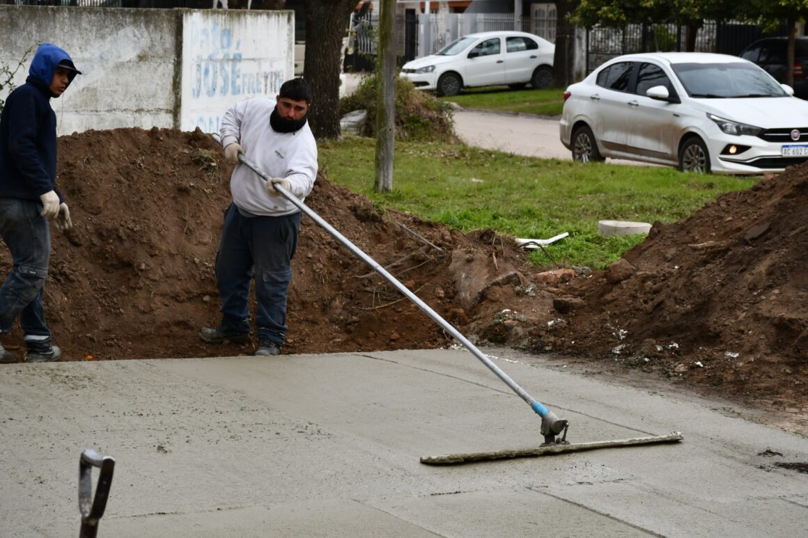 El Municipio realiza una importante obra de hormigonado en el Barrio Rivadavia
