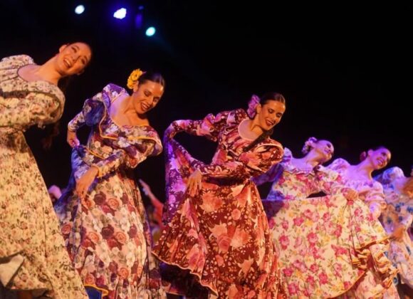 Una colmada Sala 1 del Cultural agradeció de pie la presentación del Ballet Folklórico Nacional