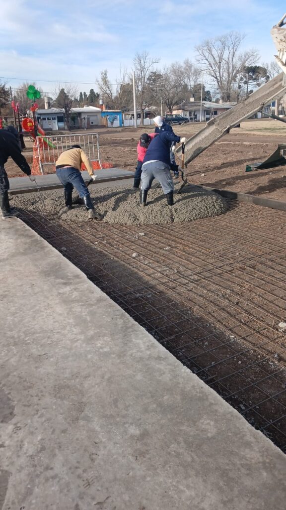 “Quiero a mi Plaza”: Cuadrilla de Obras Públicas hormigona playón deportivo de la plaza “ARA San Juan”