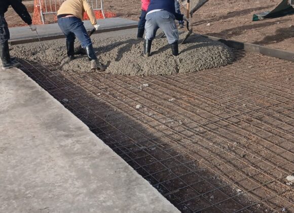 “Quiero a mi Plaza”: Cuadrilla de Obras Públicas hormigona playón deportivo de la plaza “ARA San Juan”