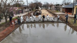 Ciudad en crecimiento: nueva cuadra de pavimento en el barrio Pedro Iturbide