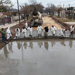 Ciudad en crecimiento: nueva cuadra de pavimento en el barrio Pedro Iturbide