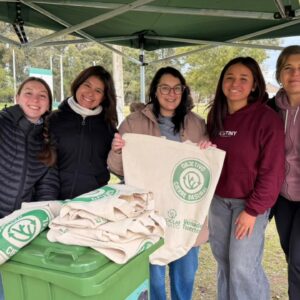“Objetivo cierre basural”: vecinos del Centro III acercaron reciclables y se llevaron Ecotachos en plaza Juan Pablo II