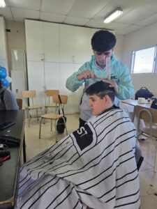 Más de 60 vecinos del Iturbide, en las manos profesionales de peluqueros solidarios