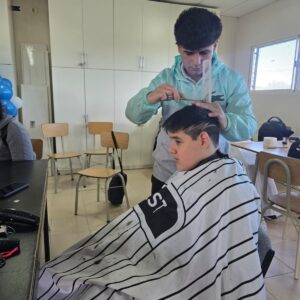 Más de 60 vecinos del Iturbide, en las manos profesionales de peluqueros solidarios Más de 60 vecinos del Iturbide, en las manos profesionales de peluqueros solidarios