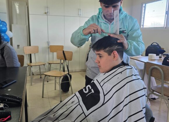 Más de 60 vecinos del Iturbide, en las manos profesionales de peluqueros solidarios