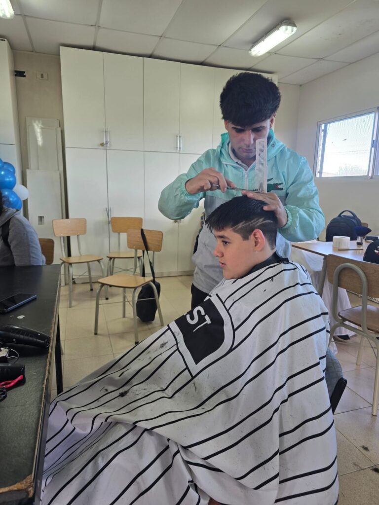 Más de 60 vecinos del Iturbide, en las manos profesionales de peluqueros solidarios