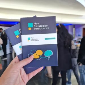 El Plan Estratégico Participativo (PEP) ofrecerá un balance de lo realizado desde 2024, año de presentación del documento elaborado en base a la participación de los vecinos y entidades intermedias en distintos talleres y otras instancias. La cita es para este martes a las 19.30 en la sala 2 “José Pedroni” del Centro Cultural Municipal, bajo la coordinación de Inés Paitovi y Mauro Nervi, quienes detallarán qué proyectos del PEP -de los 56 contemplados- ya comenzaron a concretarse, cuáles se encuentran en vías de implementación y el estado de cada propuesta. Junto a las autoridades municipales, concejales, legisladores provinciales y el equipo de trabajo del PEP, se espera un buen número de participantes, vecinos y representantes de instituciones que previamente debieron registrarse. A través de sucesivas etapas, el PEP es una herramienta para pensar de forma participativa la ciudad y sirve para: planificar las políticas públicas en el territorio; orientar acciones de forma estratégica con participación ciudadana; pensar los proyectos necesarios para el desarrollo territorial; generar sinergia entre las inversiones público-privadas para el desarrollo de la ciudad. Esta hoja de ruta que proyecta a la ciudad para los próximos años, se elaboró partiendo de un diagnóstico que incluyó relevamientos cuali-cuantitativos, entrevistas a referentes, trabajos de campo, y la participación activa de la comunidad en talleres El Plan Estratégico Participativo (PEP) ofrecerá un balance de lo realizado desde 2024, año de presentación del documento elaborado en base a la participación de los vecinos y entidades intermedias en distintos talleres y otras instancias. La cita es para este martes a las 19.30 en la sala 2 “José Pedroni” del Centro Cultural Municipal, bajo la coordinación de Inés Paitovi y Mauro Nervi, quienes detallarán qué proyectos del PEP -de los 56 contemplados- ya comenzaron a concretarse, cuáles se encuentran en vías de implementación y el estado de cada propuesta. Junto a las autoridades municipales, concejales, legisladores provinciales y el equipo de trabajo del PEP, se espera un buen número de participantes, vecinos y representantes de instituciones que previamente debieron registrarse. A través de sucesivas etapas, el PEP es una herramienta para pensar de forma participativa la ciudad y sirve para: planificar las políticas públicas en el territorio; orientar acciones de forma estratégica con participación ciudadana; pensar los proyectos necesarios para el desarrollo territorial; generar sinergia entre las inversiones público-privadas para el desarrollo de la ciudad. Esta hoja de ruta que proyecta a la ciudad para los próximos años, se elaboró partiendo de un diagnóstico que incluyó relevamientos cuali-cuantitativos, entrevistas a referentes, trabajos de campo, y la participación activa de la comunidad en talleres