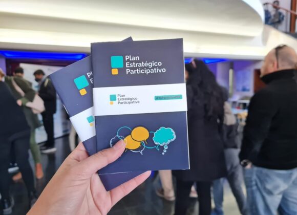 El Plan Estratégico Participativo (PEP) ofrecerá un balance de lo realizado desde 2024, año de presentación del documento elaborado en base a la participación de los vecinos y entidades intermedias en distintos talleres y otras instancias.  La cita es para este martes a las 19.30 en la sala 2 “José Pedroni” del Centro Cultural Municipal, bajo la coordinación de Inés Paitovi y Mauro Nervi, quienes detallarán qué proyectos del PEP -de los 56 contemplados- ya comenzaron a concretarse, cuáles se encuentran en vías de implementación y el estado de cada propuesta.  Junto a las autoridades municipales, concejales, legisladores provinciales y el equipo de trabajo del PEP, se espera un buen número de participantes, vecinos y representantes de instituciones que previamente debieron registrarse.  A través de sucesivas etapas, el PEP es una herramienta para pensar de forma participativa la ciudad y sirve para: planificar las políticas públicas en el territorio; orientar acciones de forma estratégica con participación ciudadana; pensar los proyectos necesarios para el desarrollo territorial; generar sinergia entre las inversiones público-privadas para el desarrollo de la ciudad.  Esta hoja de ruta que proyecta a la ciudad para los próximos años, se elaboró partiendo de un diagnóstico que incluyó relevamientos cuali-cuantitativos, entrevistas a referentes, trabajos de campo, y la participación activa de la comunidad en talleres