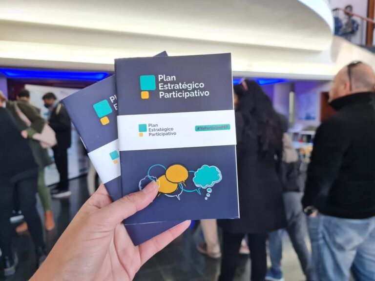 El Plan Estratégico Participativo (PEP) ofrecerá un balance de lo realizado desde 2024, año de presentación del documento elaborado en base a la participación de los vecinos y entidades intermedias en distintos talleres y otras instancias.  La cita es para este martes a las 19.30 en la sala 2 “José Pedroni” del Centro Cultural Municipal, bajo la coordinación de Inés Paitovi y Mauro Nervi, quienes detallarán qué proyectos del PEP -de los 56 contemplados- ya comenzaron a concretarse, cuáles se encuentran en vías de implementación y el estado de cada propuesta.  Junto a las autoridades municipales, concejales, legisladores provinciales y el equipo de trabajo del PEP, se espera un buen número de participantes, vecinos y representantes de instituciones que previamente debieron registrarse.  A través de sucesivas etapas, el PEP es una herramienta para pensar de forma participativa la ciudad y sirve para: planificar las políticas públicas en el territorio; orientar acciones de forma estratégica con participación ciudadana; pensar los proyectos necesarios para el desarrollo territorial; generar sinergia entre las inversiones público-privadas para el desarrollo de la ciudad.  Esta hoja de ruta que proyecta a la ciudad para los próximos años, se elaboró partiendo de un diagnóstico que incluyó relevamientos cuali-cuantitativos, entrevistas a referentes, trabajos de campo, y la participación activa de la comunidad en talleres