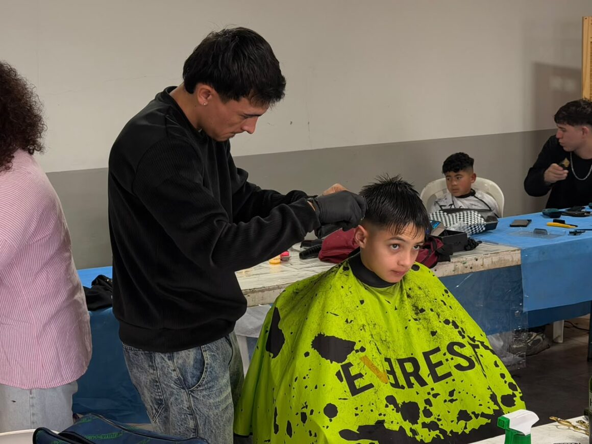 “Tijeras solidarias”: jornada de corte de pelo gratuito en barrio Villa Casey