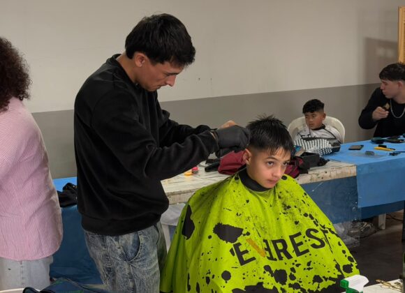 “Tijeras solidarias”: jornada de corte de pelo gratuito en barrio Villa Casey