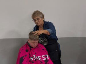 Buena participación de vecinos en el “Tijeras Solidarias” de barrio Ciudad Nueva