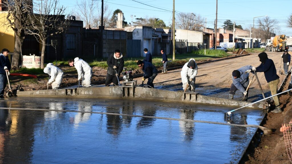 Obras esenciales: El Gobierno de Venado Tuerto pavimentó una cuadra más de la calle Leoncio de la Barrera