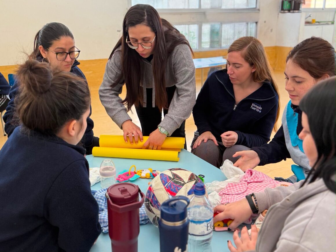 Taller sobre ESI junto a docentes de los Jardines Materno-Infantiles