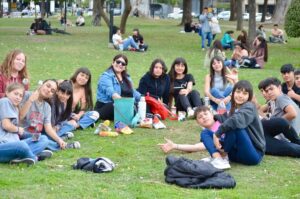 La plaza San Martín se prepara para vivir el postergado Festejo del Día de la Primavera