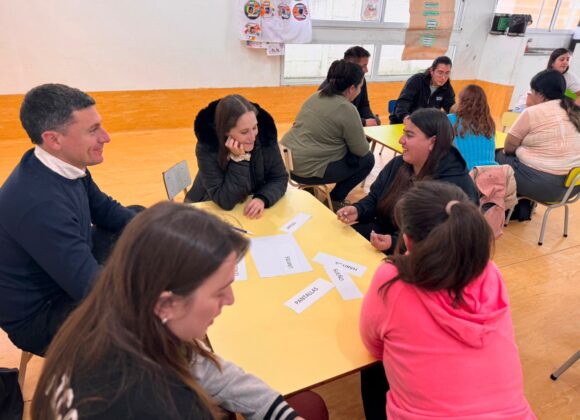 Un Estado presente en la Niñez: Educación cierra el ciclo de “Talleres de Crianza” en la zona sur